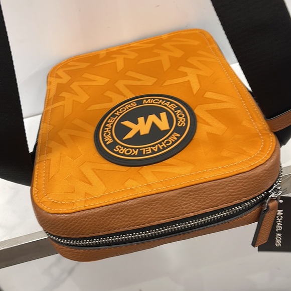 Michael Kors Kent Flight Bag Crossbody Honey Comb - Picture 8 of 16